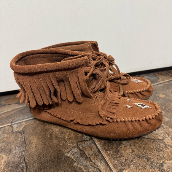 Manitobah Mukluks Harvester Suede Moccasin Women's Size 6 Suede Fringe Boho - Picture 2 of 8